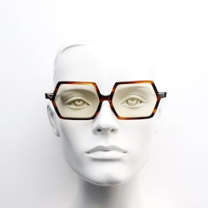 Occhiali da sole vintage Ray Ban anni &#39;60 modello Kristin, con montatura esagonale in acetato astratto ultra autentico e lenti in vero vetro extra chiaro.