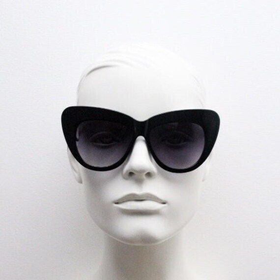 Y2K vintage oversized big cateye sunglasses. Dynamic womens plain black cat eye frame with smoky gradient lenses. NOS