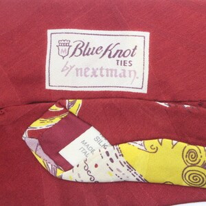 Corbata vintage de seda de los años 80 hecha en Italia por Nextman. Diseño de los años 40 en rojo con grandes patrones de paisley arremolinados en amarillo. Corbata Kipper. Hombres NOS imagen 6