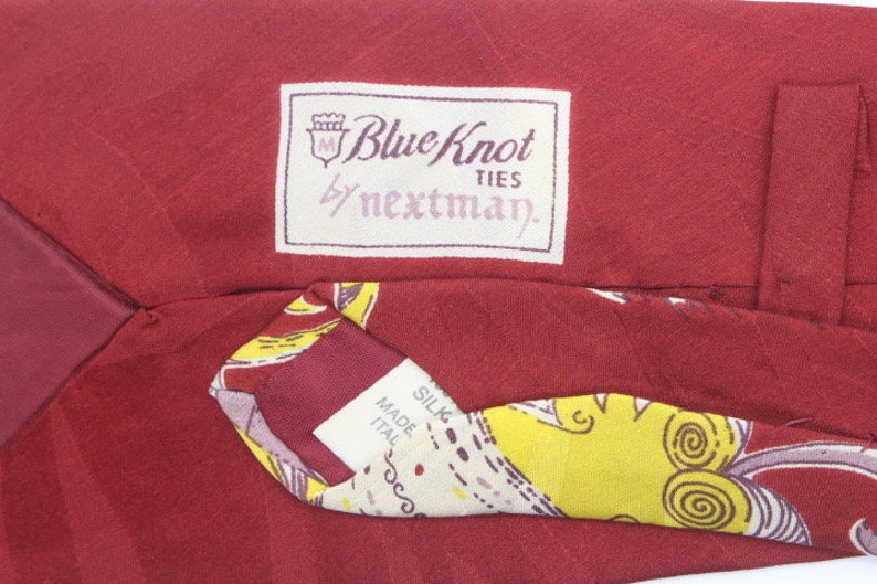 Corbata vintage de seda de los años 80 hecha en Italia por Nextman. Diseño de los años 40 en rojo con grandes patrones de paisley arremolinados en amarillo. Corbata Kipper. Hombres NOS imagen 6