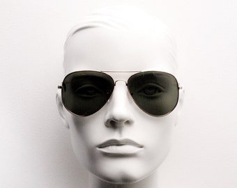 Y2K vintage aviator sunglasses. Optimal shape classic aviators in gold metal frame with green lenses. Teardrop