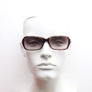 Lunettes de soleil rectangulaires vintage des années 90 Pierre Cardin modèle 8310/S. Contours du visage et des oreilles en acétate écaille avec branches en or et emblèmes de strass