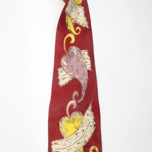 Corbata vintage de seda de los años 80 hecha en Italia por Nextman. Diseño de los años 40 en rojo con grandes patrones de paisley arremolinados en amarillo. Corbata Kipper. Hombres NOS imagen 1