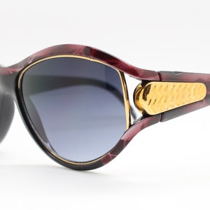 90s vintage abstract sunglasses. Vibrant mottled brown frame with big gold arm crests and smoky graduated lenses. BNWT. NOS.