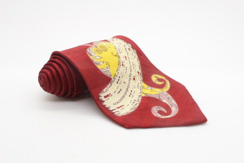 Corbata vintage de seda de los años 80 hecha en Italia por Nextman. Diseño de los años 40 en rojo con grandes patrones de paisley arremolinados en amarillo. Corbata Kipper. Hombres NOS imagen 2