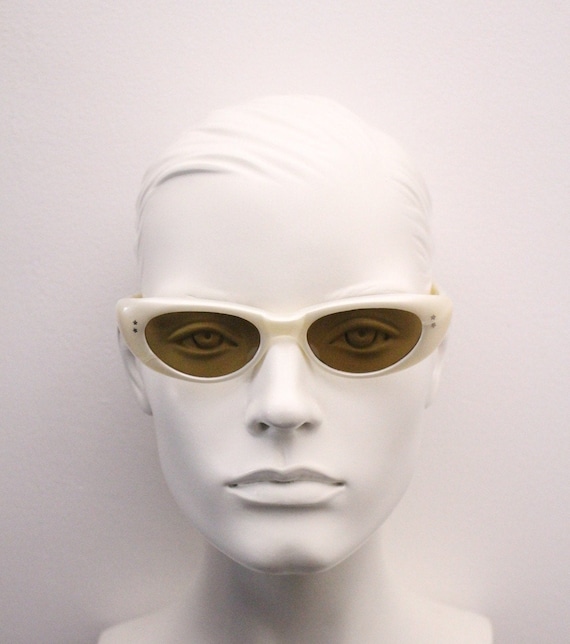 ? Mannequin Vintage Retro White Petal Sunglasses Norma Jeane White 50s Style Sunglasses | British Retro main image 3