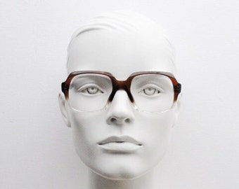 Eckige Vintage-Brille aus den 70er Jahren, hergestellt in Deutschland. Dicker optischer Herrenrahmen in Braun bis Kristall verblasst, NOS-Korrektionsbrille. RX