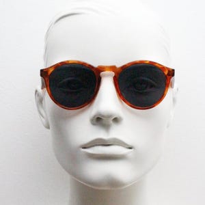 90s vintage round sunglasses. Mottled tortoise classic 30s, 40s design frame with keyhole bridge and dark lenses. Crown panto