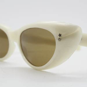 Vintage 50s cat eye sunglasses made in Italy. Lethal white superior quality acetate cat eye frame. Women&#39;s rockabilly cateyes. 40s Pin up