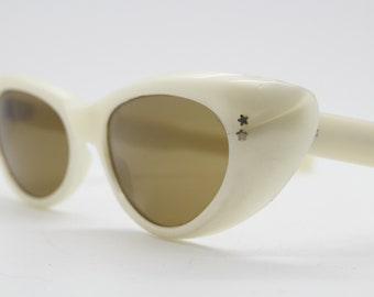 Vintage 50s cat eye sunglasses made in Italy. Lethal white superior quality acetate cat eye frame. Women's rockabilly cateyes. 40s Pin up