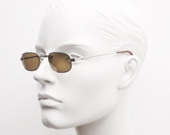 Vintage zonnebril van Linda Farrow uit de jaren 80, model 479. Rechthoekig chromen montuur met bruine glazen. Luxe Gallery Projects