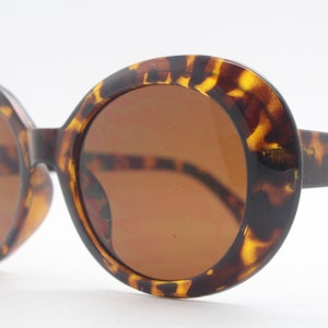60s design sunglasses. Womens round oversized vibrant tortoise frame with graduating brown lenses. 70s.