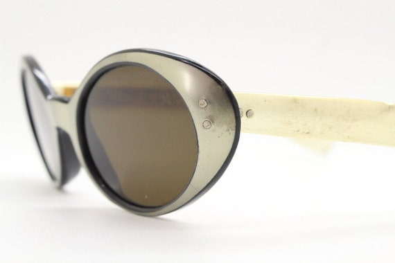 Samco 60s Vintage Oval Sunglasses Made in Italy. Mini Bug  display picture 2