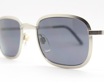 Lunettes de soleil rectangulaires vintage des années 90. Monture carrée argent satiné mat avec verres noirs. NOS inutilisés