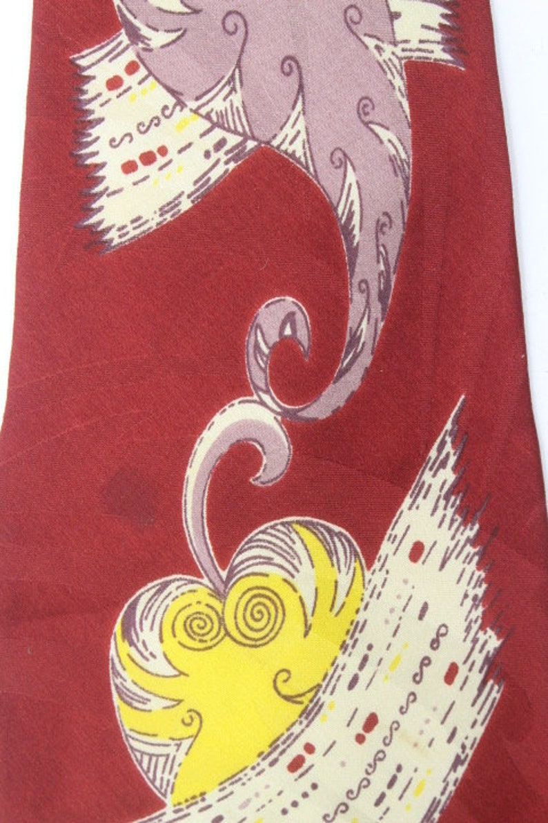 Corbata vintage de seda de los años 80 hecha en Italia por Nextman. Diseño de los años 40 en rojo con grandes patrones de paisley arremolinados en amarillo. Corbata Kipper. Hombres NOS imagen 4