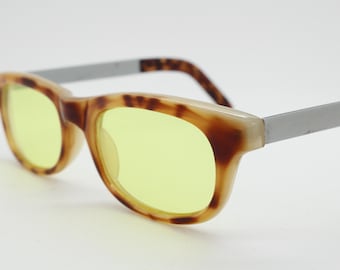 Gafas de sol rectangulares vintage de los 90. Montura de carey miel vibrante, estilo años 60, con patillas de aleación satinada y lentes amarillas. NOS. BNWT