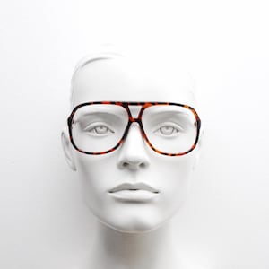 Vintage big square aviator eye glasses in excellent proportions. Dark brown flat top optical frames in classical 70s design. Prescription RX