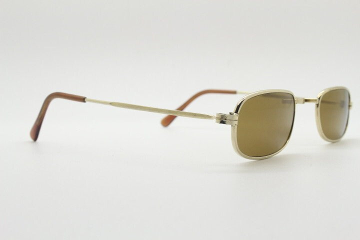 リンダ・ファローの80年代ヴィンテージサングラス、モデル479。長方形