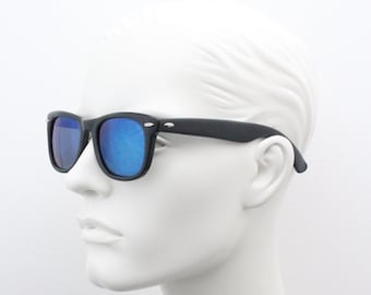 Gafas de sol vintage Linda Farrow de los años 80, modelo CT6510. Montura negra brillante estilo wayfarer con lentes de espejo azules. Luxe Gallery Projects.