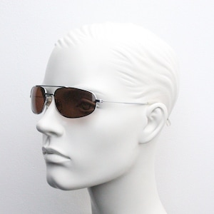 Occhiali da sole aviator vintage modificati anni &#39;90. Montatura curva in metallo cromato lucido, nuovo di fabbrica, con lenti marroni. Modello aviator piccolo, nuovo di fabbrica.