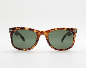 Sonnenbrille aus den 80ern im Wayfarer Design. Klassiker der 40er, 50er Jahre in Honig-Schildkröten-Farbe mit grünen Gläsern. Unbenutzt NOS. 5024
