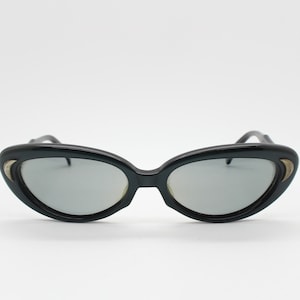 60s vintage cat eye sunglasses by Polaroid. Sophisticated womens black oval cateye frame with convex lenses. 50s rockabilly pin up