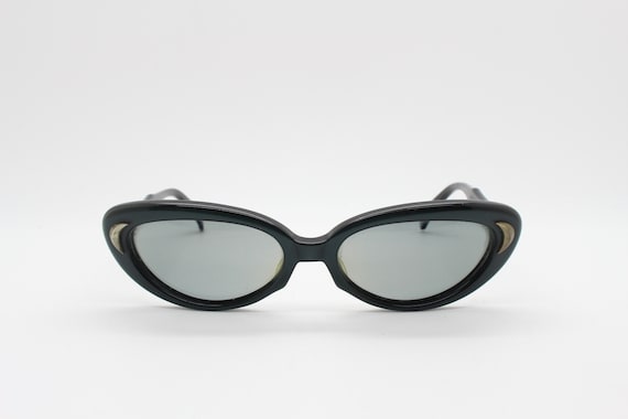 60s Vintage Cat Eye Sunglasses by Polaroid. Sophisticated  display picture 3