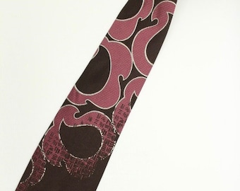 Puede incluir: Una corbata marrón con un diseño estampado en rosa y blanco. El patrón presenta formas abstractas y remolinos.