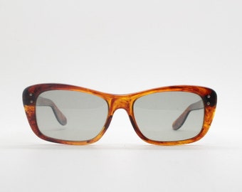 60s vintage cat eye sunglasses. Rich mottled brown tortoise oval cat eye frame with distinctive convex lenses. 1960s mod cateyes