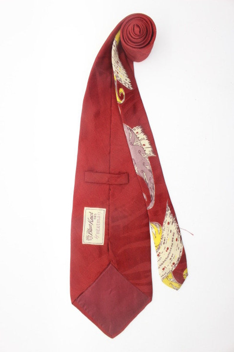 Corbata vintage de seda de los años 80 hecha en Italia por Nextman. Diseño de los años 40 en rojo con grandes patrones de paisley arremolinados en amarillo. Corbata Kipper. Hombres NOS imagen 5