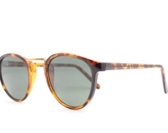 Occhiali da sole vintage anni '90 con montatura in corno. Montatura classica sottile color tartaruga anni '40-'50 con lenti verdi. Uomo NOS