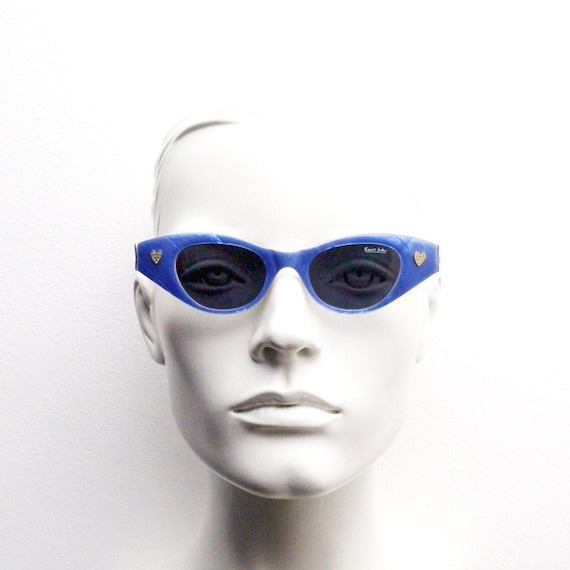 80s vintage black cat eye sunglasses made in Italy. Womens blue marbled acetate 50s design cateye frame. Rockabilly