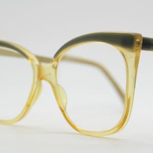 Gafas de ojo de gato vintage de los años 50 de Radley. Sofisticadas monturas de acetato de cristal con forma de ojo de gato para mujer, con cejas azules. Gafas graduadas.