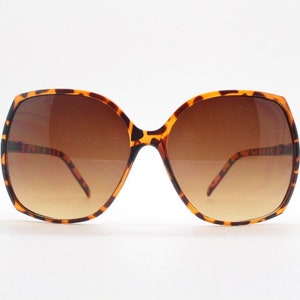 Y2k vintage square oversized womens 70s style sunglasses in tortoise slim frame with Havana brown lenses. 2000s