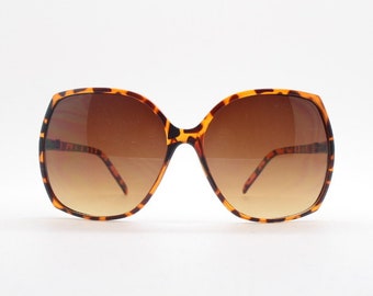 Lunettes de soleil carrées surdimensionnées vintage années 70 pour femmes de style années 70 avec monture fine écaille de tortue et verres marron havane. Années 2000