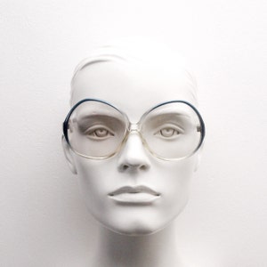 Occhiali da sole rotondi oversize vintage anni &#39;70. Lenti polarizzate in vero vetro di lusso con montatura in lucite con sfumature che vanno dal blu intenso al cristallo.