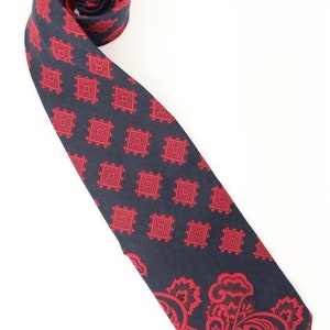 70s vintage neck tie by Pierre Henri. Navy base with abstract red spiked diamond patterns and floral motif. Kipper necktie. Mens cravat