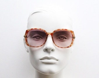 80s vintage womens square sunglasses. Transparent amber tortoise frame with Y forked sides and intense coral pink lenses. 70s