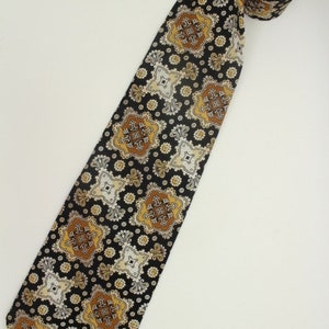 Może przedstawiać: Czarny jedwabny krawat w brązowo-biały geometryczny wzór.