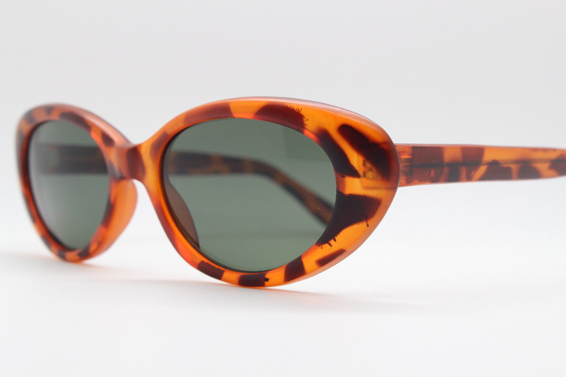 Vibrant amber tortoise matt cat eye frame 90s vintage oval cat eye sunglasses 50s style pin up cateyes Rockabilly NOS