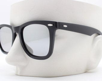 Gafas de sol estilo wayfarer vintage de los años 80. Un clásico de siempre en negro azabache brillante con lentes de espejo de alto contraste. BNWT. NOS.