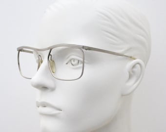 Męskie okulary prostokątne z lat 60. w stylu vintage. Minimalistyczna oprawka w srebrnym, satynowym wykończeniu. Okulary korekcyjne. Modne. Dobry rozmiar.