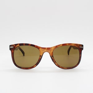 Vintage 90s wayfarer style sunglasses. All time classic 60s design in tortoise frame with Havana brown lenses. Small size NOS