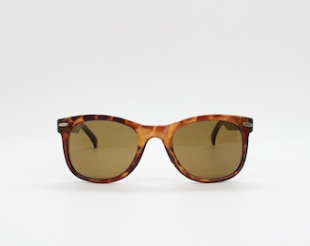 Vintage 90s wayfarer style sunglasses. All time classic 60s design in tortoise frame with Havana brown lenses. Small size NOS