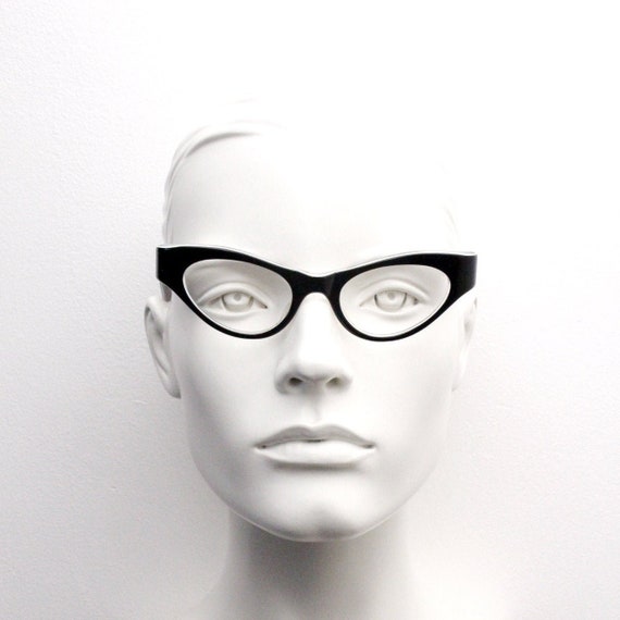 50s vintage curved cat eye sunglasses. Charismati… - image 1