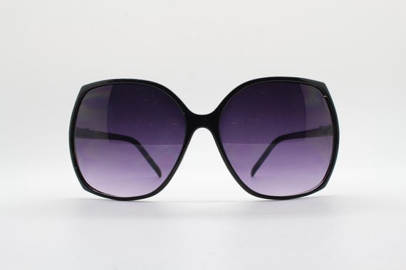Y2k vintage square oversized womens 70s style sunglasses in black slim frame with graduating lenses. 2000s NOS
