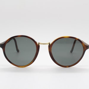 90s vintage round sunglasses made in Italy. Dark tortoise slender 40s 50s style frame in matt finish with green lenses. Mens NOS