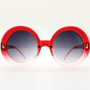 Occhiali da sole vintage Y2K, grandi, stile anni &#39;60. Montatura rotonda oversize rossa trasparente anni 2000 con lenti nere sfumate. Da donna. Anni &#39;70. NOS (nuove di magazzino).