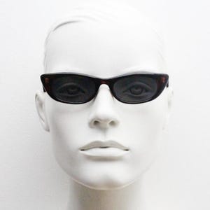 80s vintage sharp angled pointed cateye sunglasses. Low profile mottled brown acetate cat eye frame with black lenses. Womens Rockabilly NOS