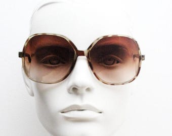 70er Vintage Oversized eckige Sonnenbrille. Transparente braun melierte große Acetatbrille mit dynamischen Verlaufsgläsern. Frauen. 80er Jahre